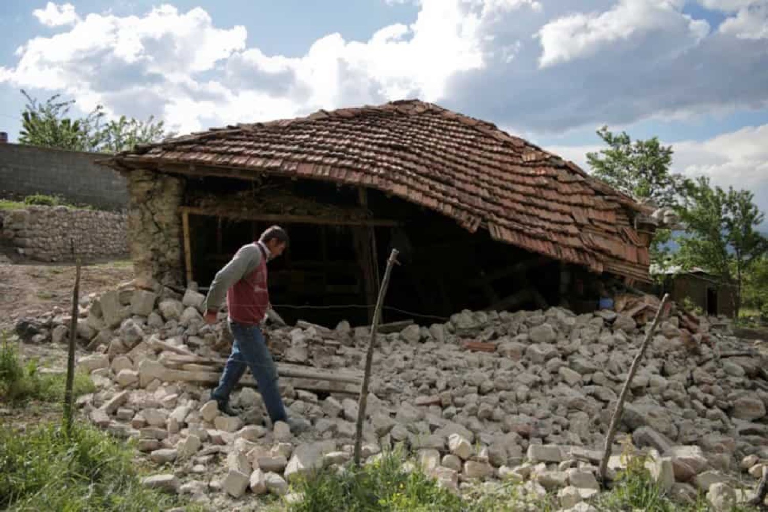 Earthquake Relief — Korçë — photograph 1